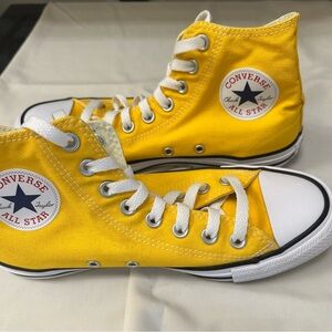 Converse All-Star Chuck Taylor Hightops in yellow. Unisex. 8.5 Women/6.5 Men